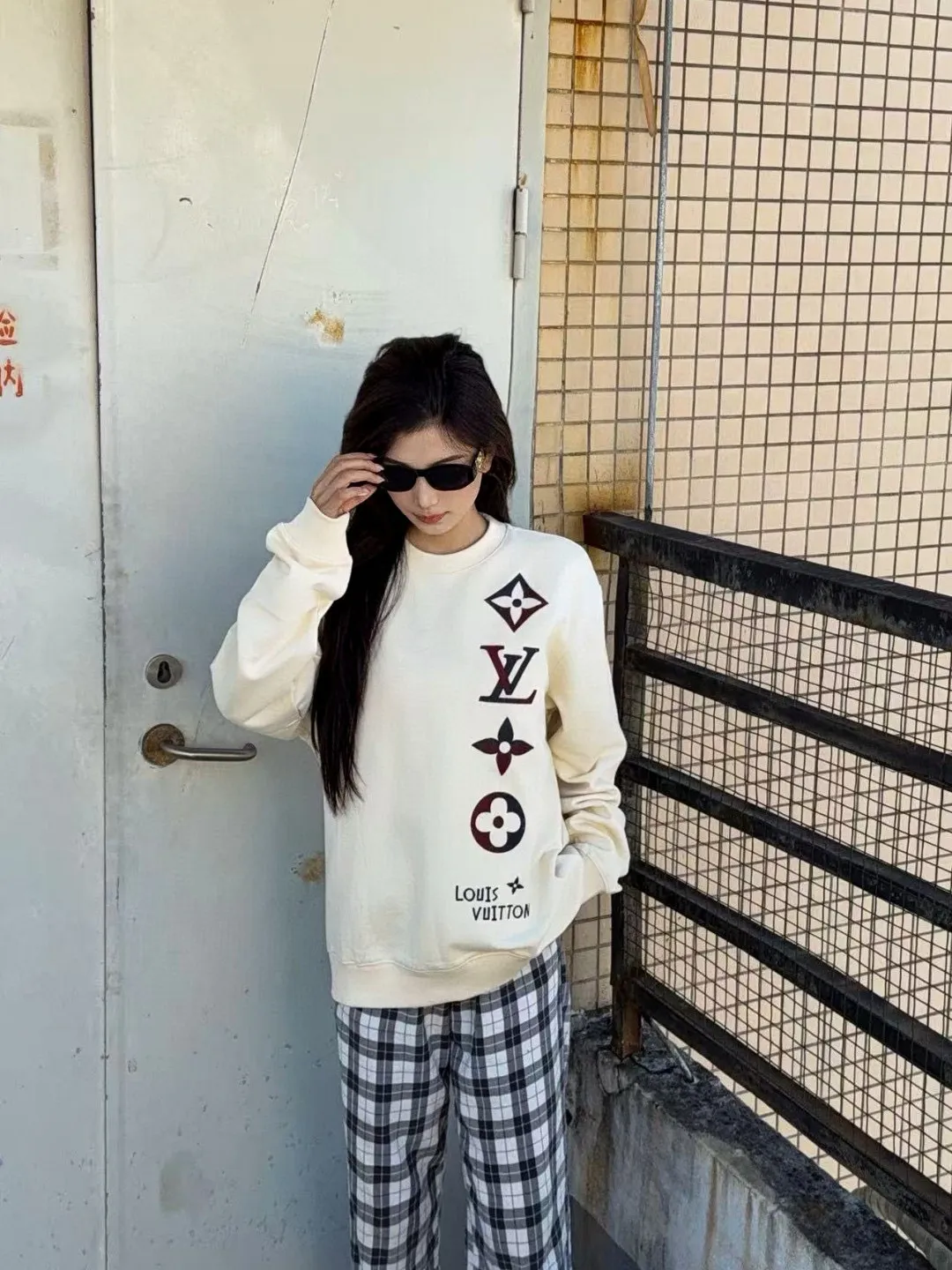 Louis Vuitton/Louis Vuitton 25Fw contrasting color four-flower embroidery crew neck sweatshirt